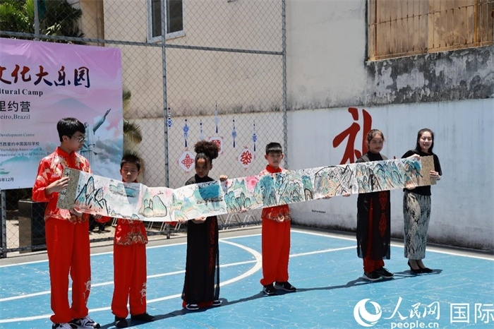 《一書一畫》展現(xiàn)了小營員們的繪畫技巧。人民網(wǎng)記者 陳海琪攝