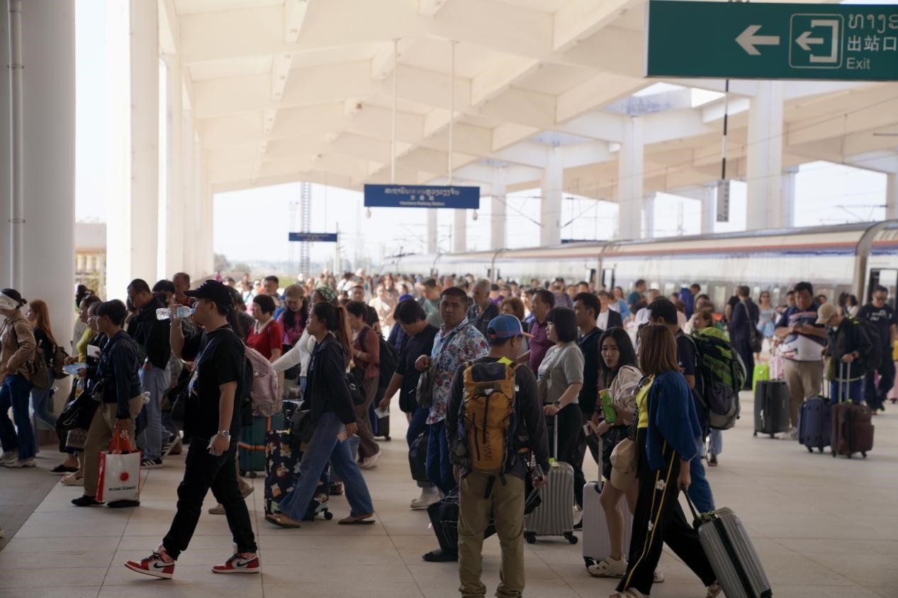 在中老鐵路萬象站，客運(yùn)列車抵達(dá)后旅客出站。老中鐵路有限公司供圖