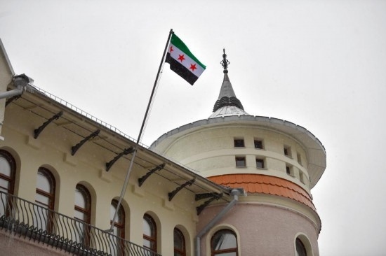 12月9日，在俄羅斯首都莫斯科，敘利亞駐俄羅斯使館升起代表敘利亞反對(duì)派的旗幟。新華社發(fā)（亞歷山大攝）