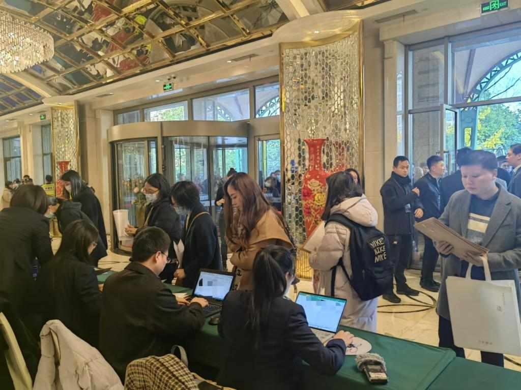 12月12日，第十批國家組織藥品集中帶量采購現(xiàn)場。新華社記者龔雯 攝