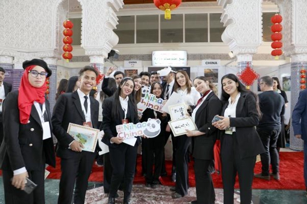 當?shù)孛癖娛殖帧澳愫?！中國”手牌合影。拉巴特中國文化中心供圖