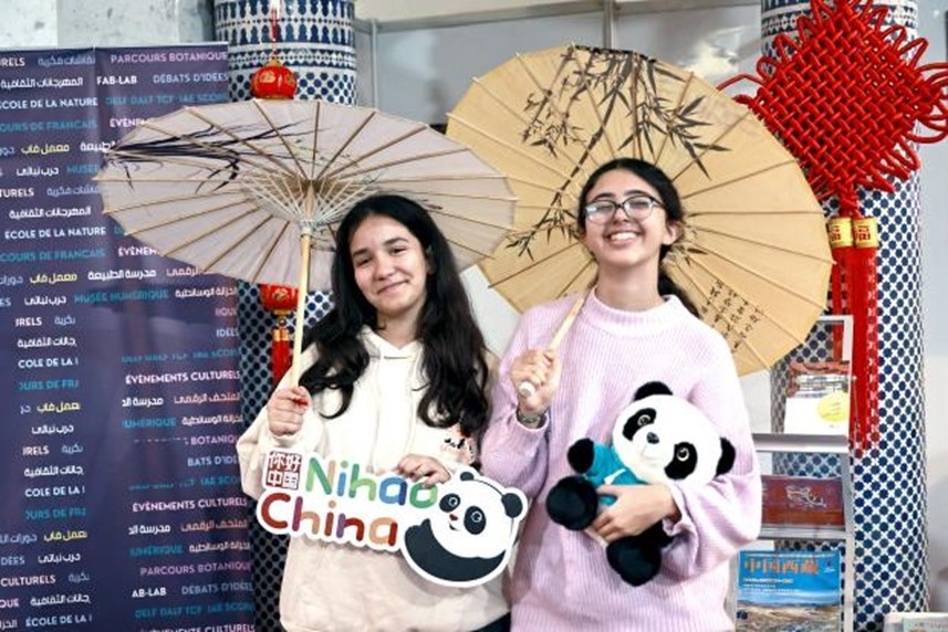 兩名女孩在合影。拉巴特中國文化中心供圖