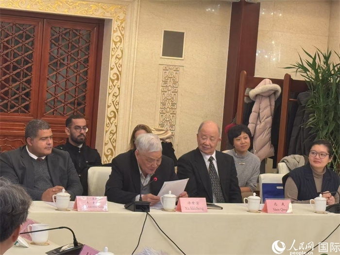 老一輩赴古留學生代表徐世澄在座談會上發(fā)言。人民網(wǎng)記者 趙健攝