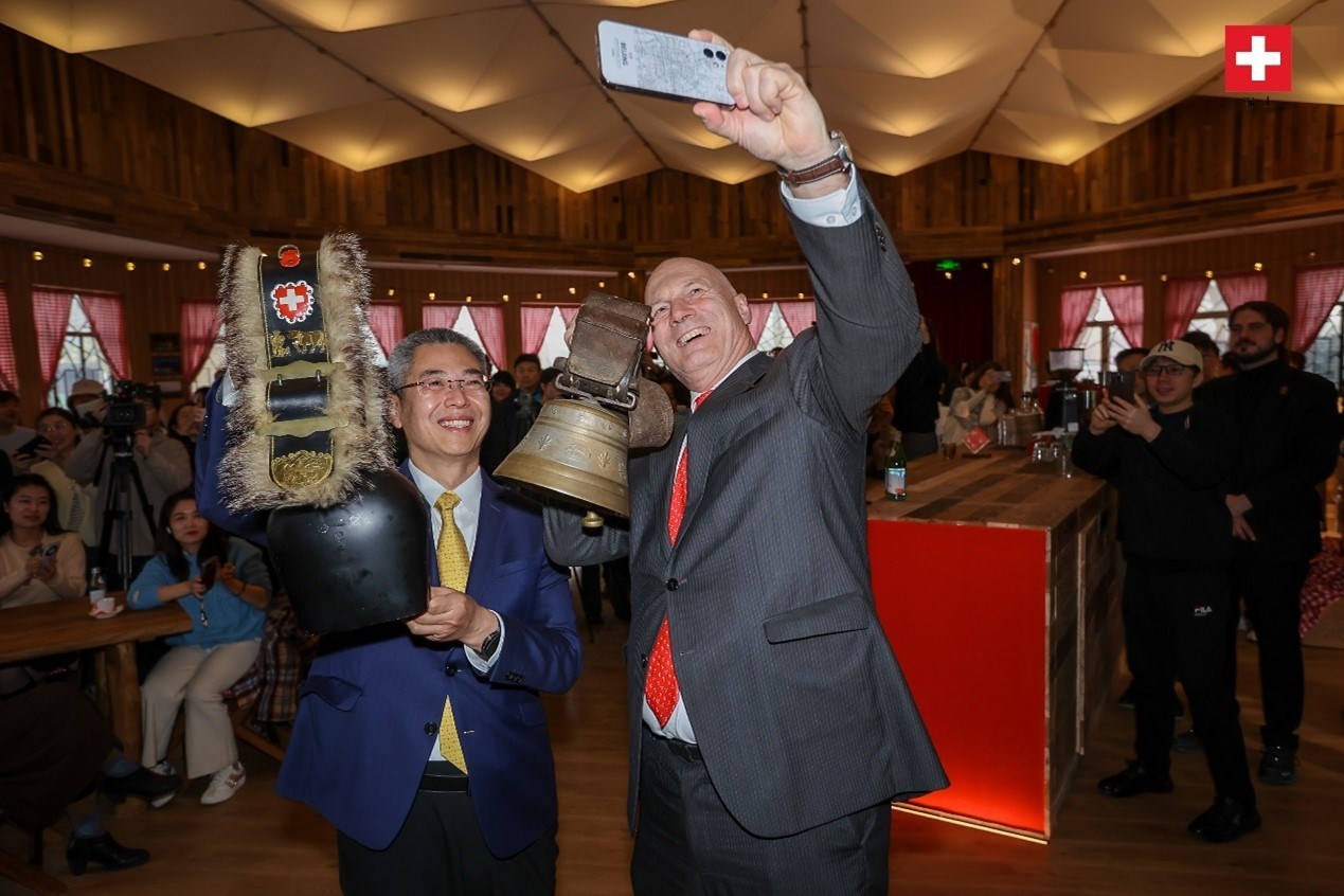 瑞士駐華大使白瑞誼與北京市西城區(qū)委副書(shū)記、代區(qū)長(zhǎng)郅海杰搖響瑞士牛鈴，共同為小木屋揭幕。瑞士駐華大使館供圖