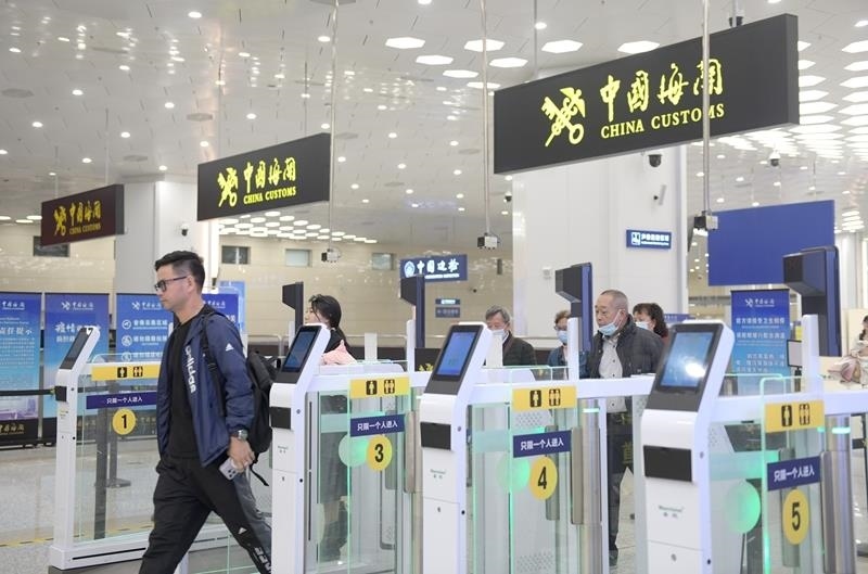 △2024年2月29日，旅客從橫琴口岸過關(guān)。