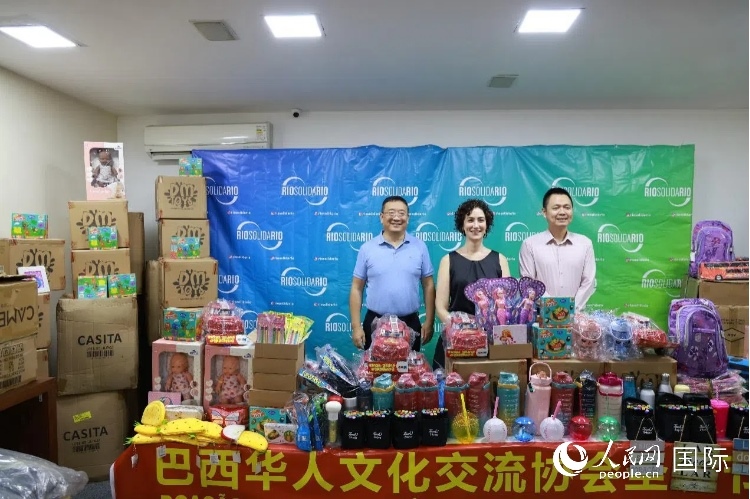 中國駐里約熱內(nèi)盧總領(lǐng)館副總領(lǐng)事王尉育（右）、里約慈善協(xié)會主席保拉·菲格雷多（中）、巴西華人文化交流協(xié)會主席上官建峰（左）出席捐贈活動并致辭。人民網(wǎng)記者 陳海琪攝