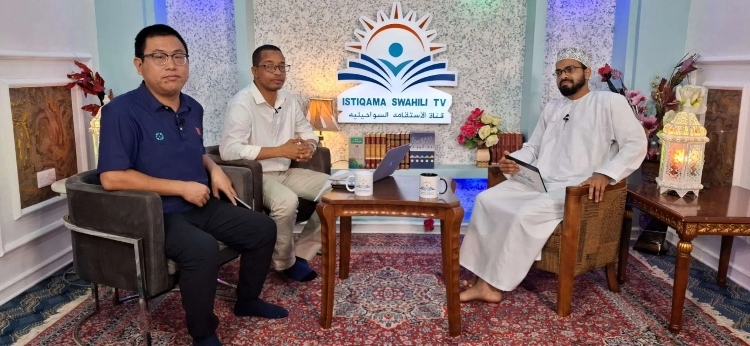 牛曉兵主任參與當(dāng)?shù)仉娨暸_(tái)訪談。中國援桑醫(yī)療隊(duì)供圖