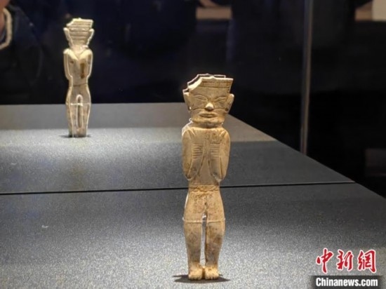 12月14日，“文明先鋒—凌家灘文化玉器展”在故宮博物院文華殿開幕。圖為展覽現(xiàn)場(chǎng)的立姿玉人。 中新社記者 應(yīng)妮 攝