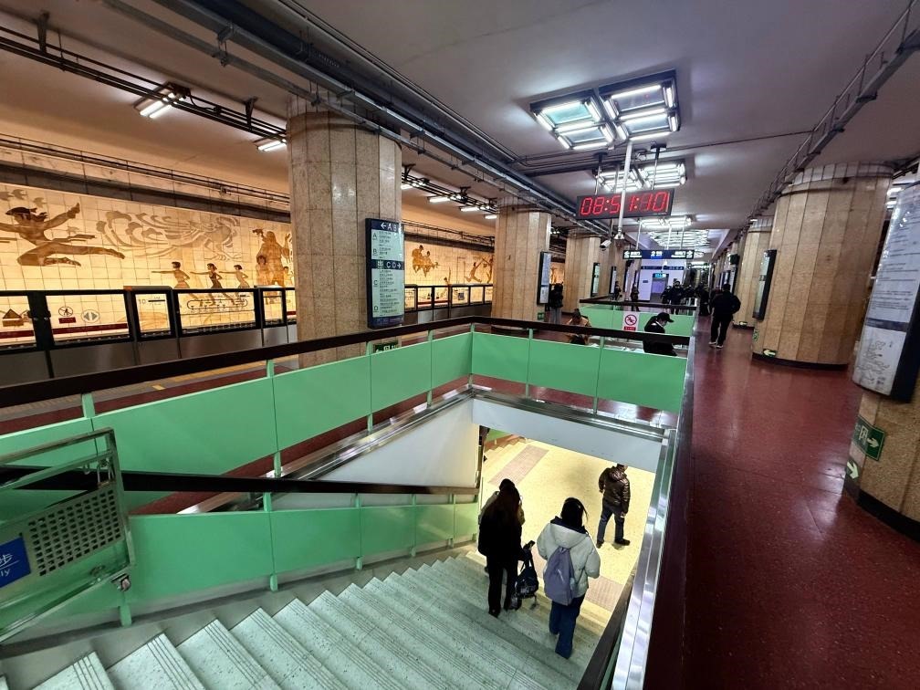 乘客從北京地鐵2號(hào)線東四十條站走“站中站”換乘地鐵3號(hào)線。新華社記者張驍 攝