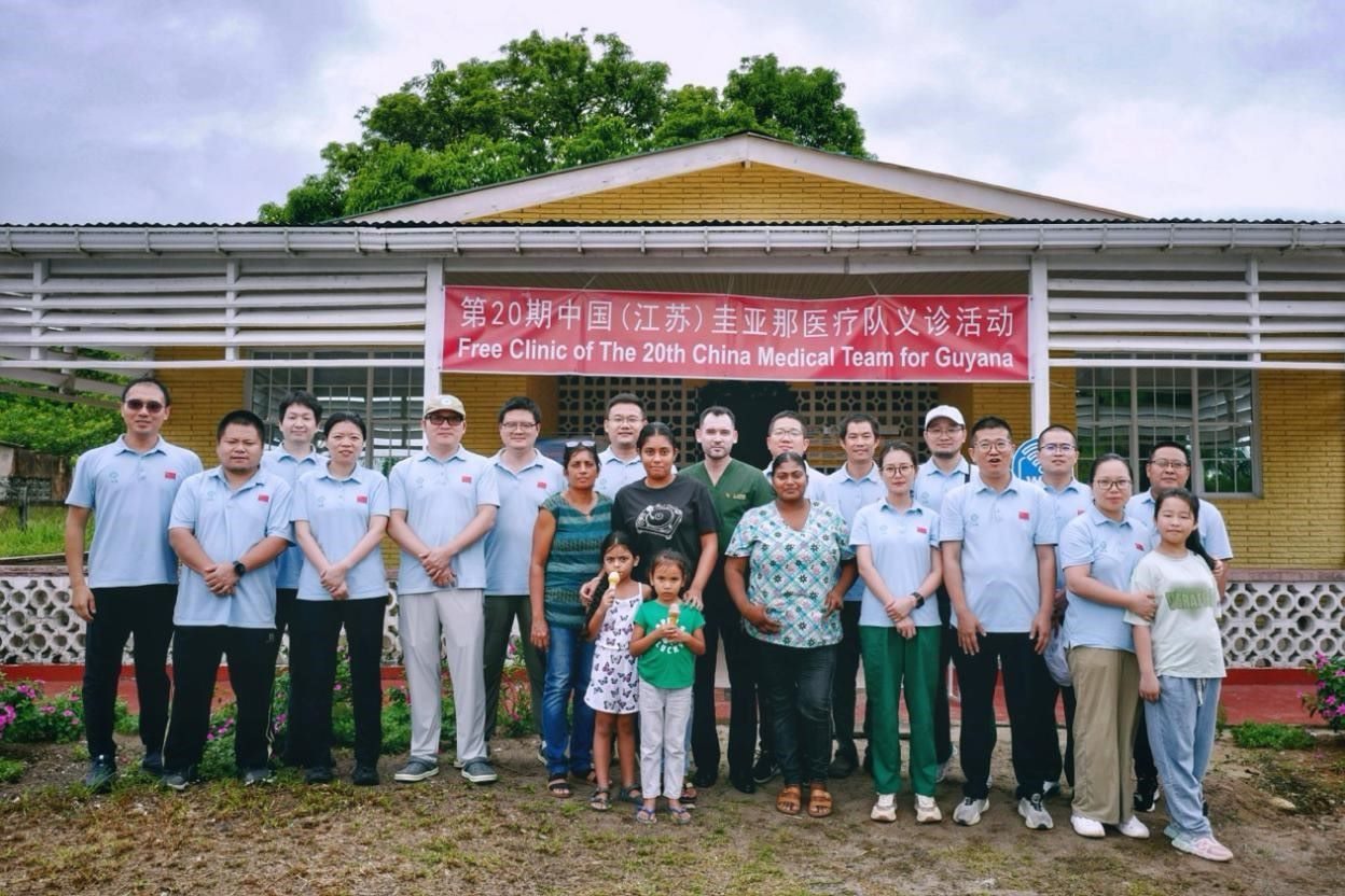 第20期中國（江蘇）援圭亞那醫(yī)療隊在圭偏遠的林登高速社區(qū)開展義診后，與部分當?shù)鼐用窈嫌啊?中國援圭醫(yī)療隊供圖