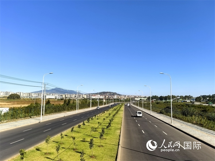 新近完工的埃塞俄比亞卡里提環(huán)線—布爾布拉—克林圖公路遠(yuǎn)景。張洪衛(wèi)攝
