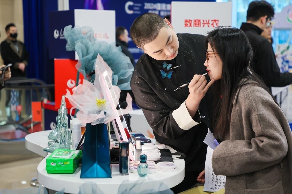 美妝展位化妝師為嘉賓一對(duì)一化妝。林文松攝