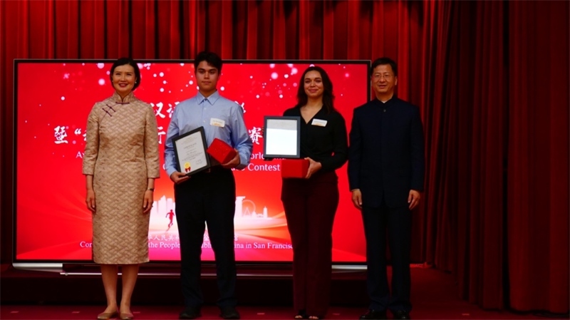 駐舊金山總領(lǐng)事張建敏及其夫人鄭心為選手頒獎(jiǎng)。李鑫江攝