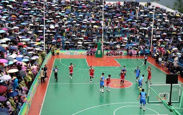 2024年5月1日，人們在貴州省黔東南苗族侗族自治州臺江縣臺盤鄉(xiāng)臺盤村觀看“村BA”球王爭霸賽。 新華社發(fā)（余天英 攝）