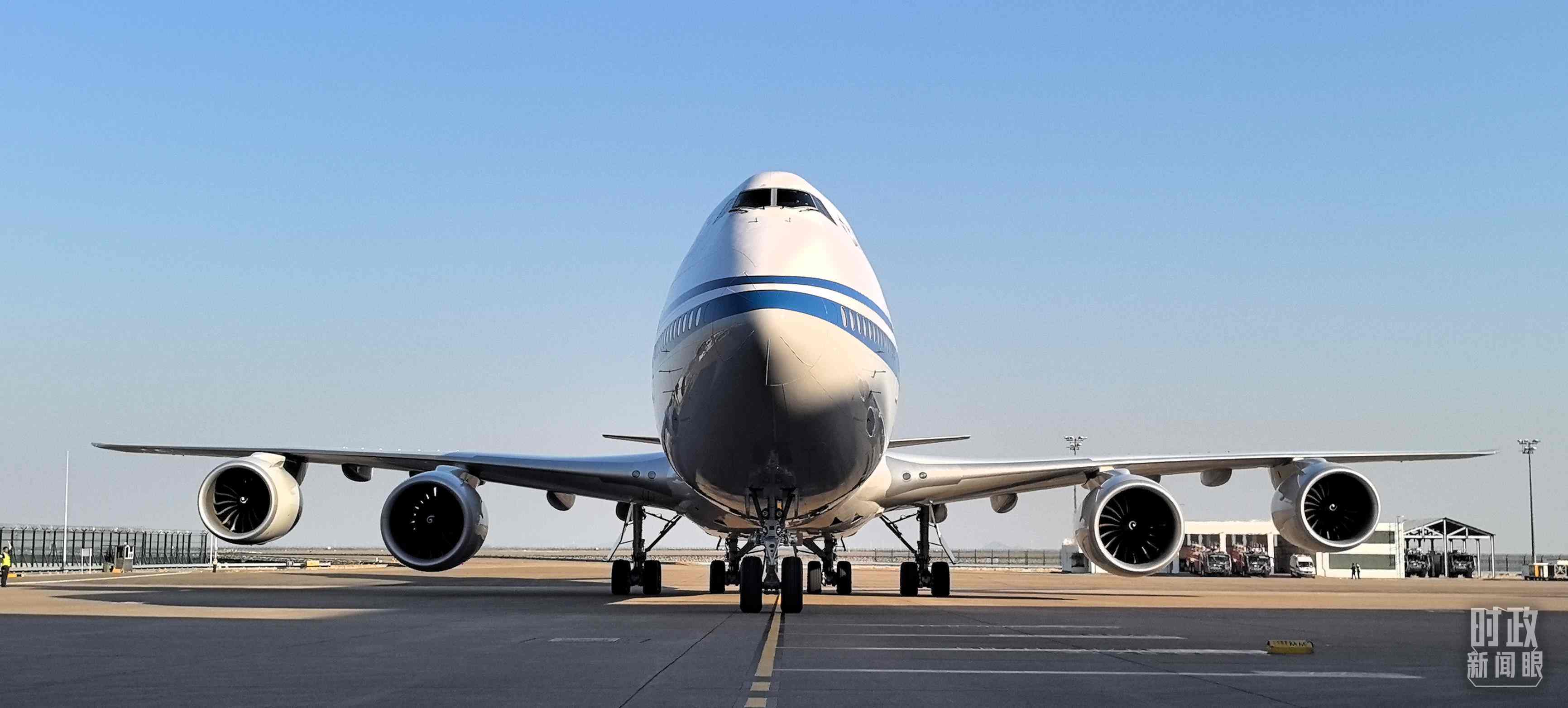 △習(xí)主席專(zhuān)機(jī)抵達(dá)澳門(mén)國(guó)際機(jī)場(chǎng)。（總臺(tái)央視記者王子杭拍攝）