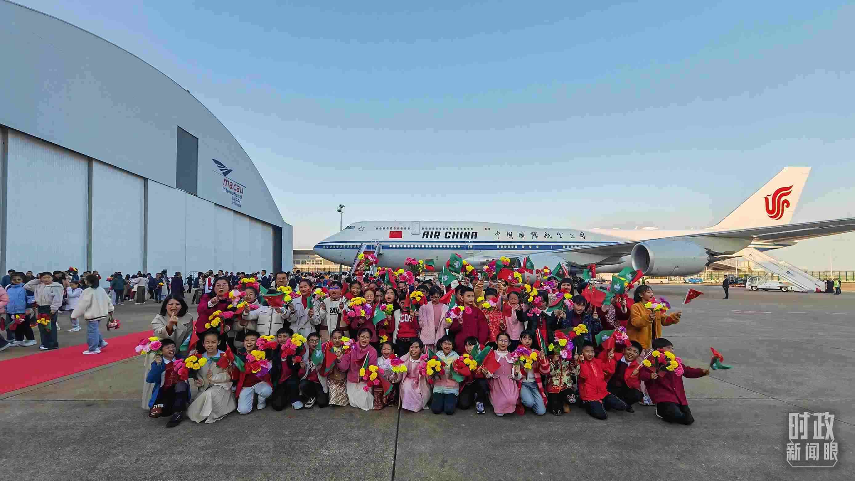 △歡迎儀式后，歡迎人群合影留念。（總臺(tái)央視記者劉琦拍攝）