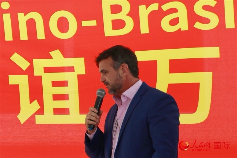 里約州國家環(huán)境研究所所長雷納托·若爾當(dāng)在捐贈(zèng)活動(dòng)上致辭。人民網(wǎng)記者 陳海琪攝