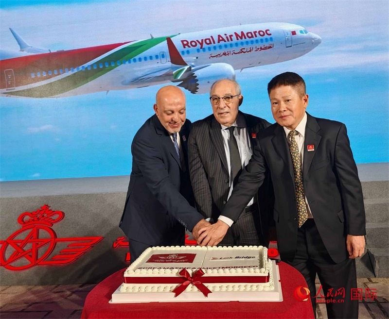 中摩雙方嘉賓共同切蛋糕，慶祝兩國直飛復(fù)航。人民網(wǎng)記者 李琰攝