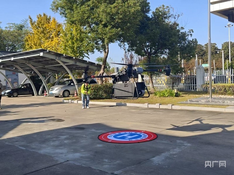 南京殷巷收費站裝載500張通行卡的無人機起飛(央廣網(wǎng)記者 王錫斐 攝)