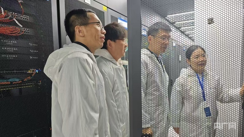 陳平平和團隊在實驗室設(shè)備機房開展創(chuàng)新網(wǎng)絡(luò)測試驗證(央廣網(wǎng)記者 王錫斐 攝)