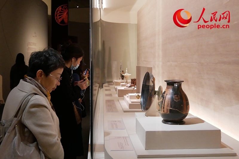 11月13日，觀眾正在國(guó)博參觀“美的多元——古希臘的藝術(shù)與生活”展。人民網(wǎng)記者 韋衍行攝