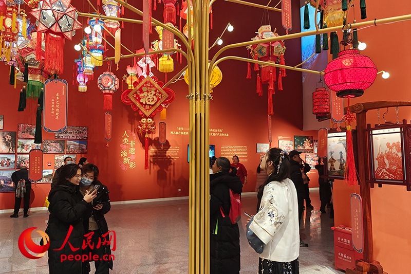 12月21日，觀眾正在參觀“過(guò)年——春節(jié)主題展”。人民網(wǎng)記者 韋衍行攝
