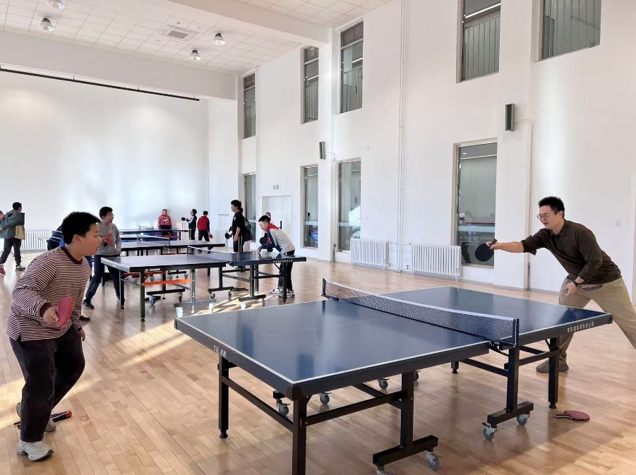 老師和學(xué)生在課間打乒乓球。人民網(wǎng) 白炅攝