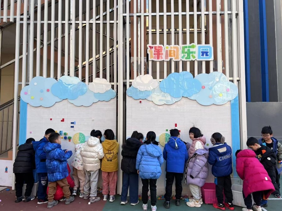 學(xué)生們在課間樂園玩拼圖。人民網(wǎng) 白炅攝