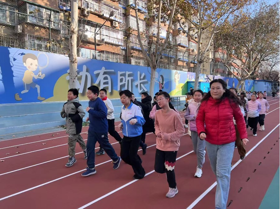 學(xué)生們在班主任陪同下跑步。人民網(wǎng) 白炅攝