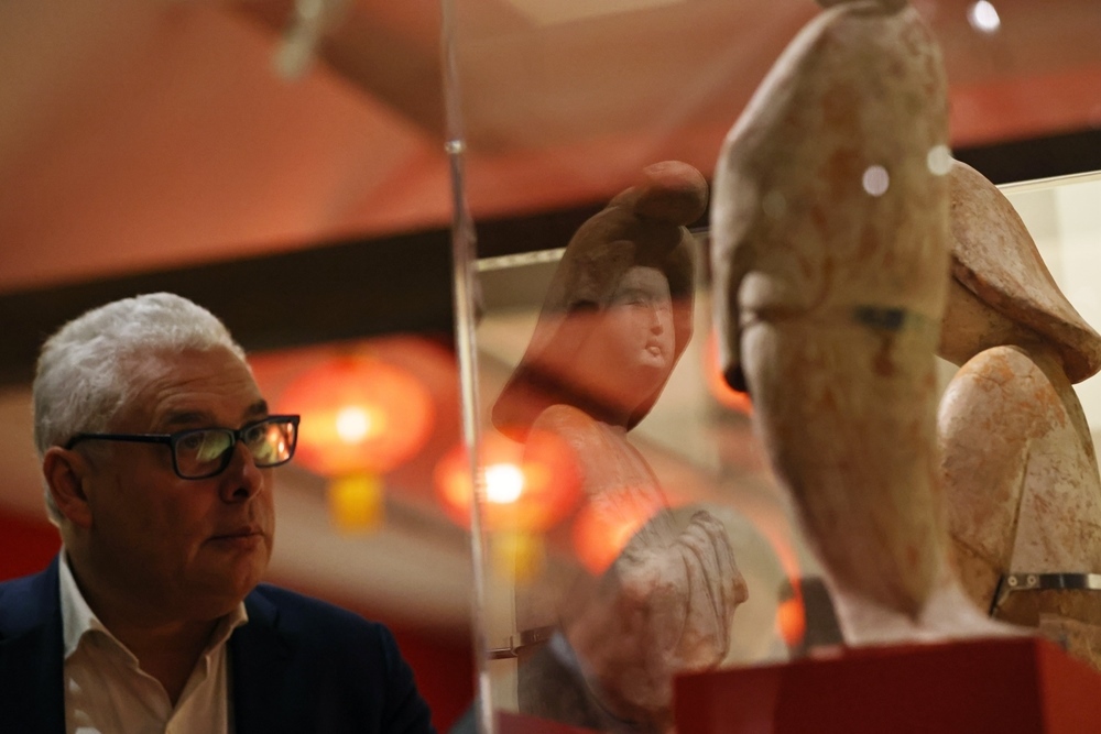 2024年11月18日，在位于法國巴黎的吉美國立亞洲藝術(shù)博物館，一名觀眾參觀“中國·唐——一個多元開放的朝代（7至10世紀(jì)）”展覽。新華社記者 高靜 攝