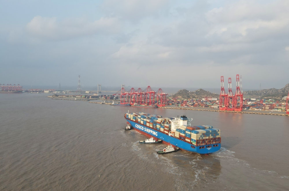 “新上?！陛喌诌_(dá)洋山港，這是自秘魯錢凱港開港后首個“錢凱—上?！闭胶酱危?024年12月18日攝，無人機(jī)照片）。新華社記者 方喆 攝