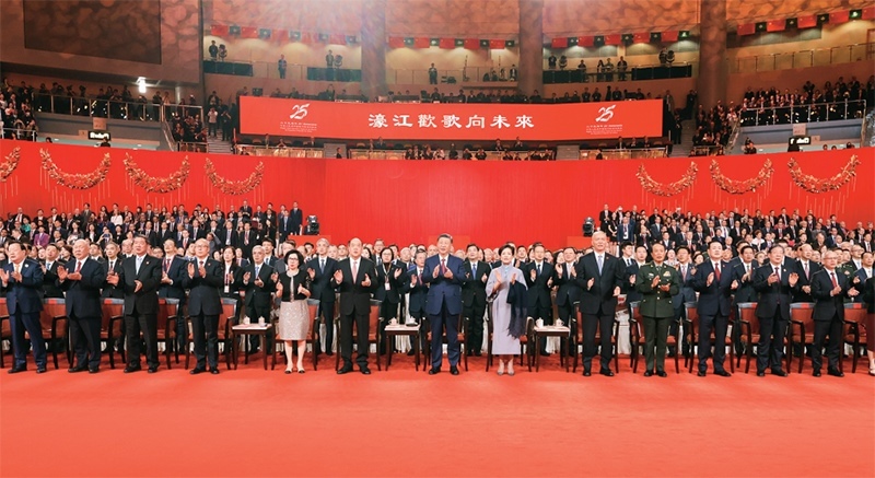 2024年12月19日晚，慶祝澳門回歸祖國(guó)25周年文藝晚會(huì)在澳門東亞運(yùn)動(dòng)會(huì)體育館舉行。中共中央總書記、國(guó)家主席、中央軍委主席習(xí)近平觀看演出。晚會(huì)最后，習(xí)近平同全場(chǎng)觀眾一起高唱《歌唱祖國(guó)》。 新華社記者 丁林/攝