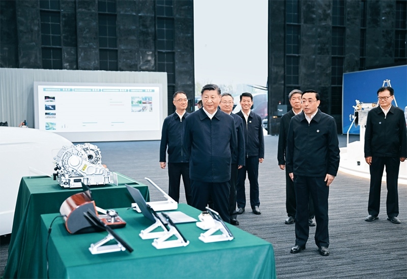 2024年10月17日至18日，中共中央總書記、國(guó)家主席、中央軍委主席習(xí)近平在安徽考察。這是17日下午，習(xí)近平在合肥濱湖科學(xué)城察看安徽省重大科技創(chuàng)新成果集中展示。 新華社記者 謝環(huán)馳/攝