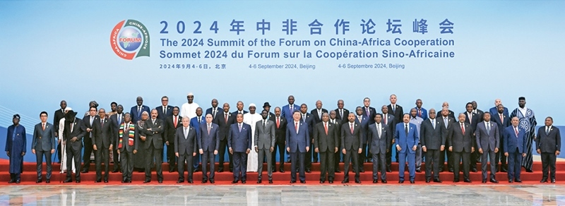 2024年9月5日上午，國(guó)家主席習(xí)近平在北京人民大會(huì)堂出席中非合作論壇北京峰會(huì)開幕式并發(fā)表主旨講話。這是開幕式前，習(xí)近平同出席峰會(huì)的外方領(lǐng)導(dǎo)人集體合影。 新華社記者 饒愛(ài)民/攝