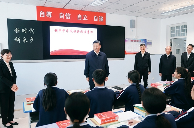 2024年6月18日至19日，中共中央總書記、國(guó)家主席、中央軍委主席習(xí)近平在青?？疾?。這是18日下午，習(xí)近平在果洛西寧民族中學(xué)高一（1）班觀摩“新時(shí)代、新家鄉(xiāng)”主題思政課。 新華社記者 鞠鵬/攝