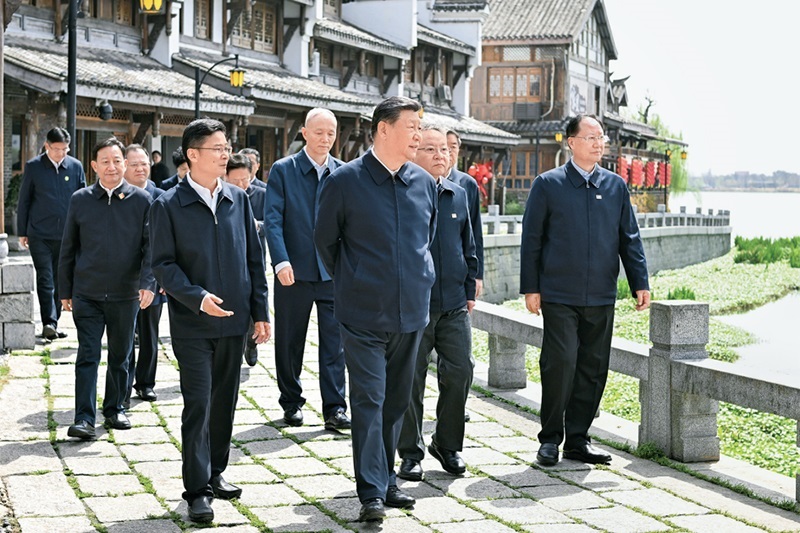 2024年3月18日至21日，中共中央總書記、國(guó)家主席、中央軍委主席習(xí)近平在湖南考察。這是19日上午，習(xí)近平在常德河街考察。 新華社記者 謝環(huán)馳/攝