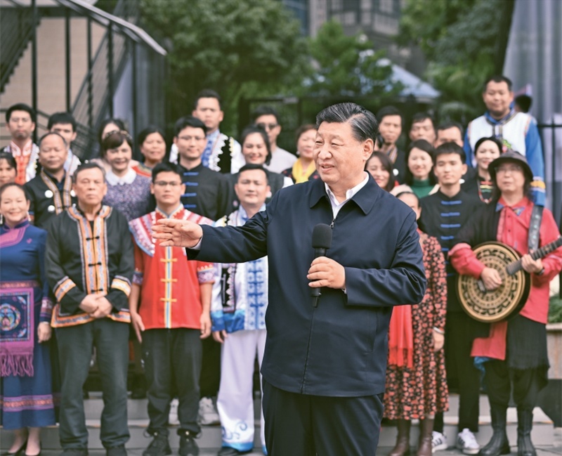 2023年12月14日至15日，中共中央總書記、國(guó)家主席、中央軍委主席習(xí)近平在廣西考察。這是14日上午，習(xí)近平在南寧市良慶區(qū)蟠龍社區(qū)考察時(shí)，同社區(qū)各族群眾親切交流。 新華社記者 燕雁/攝