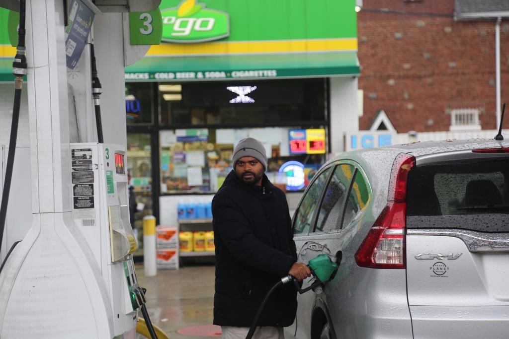 2024年12月11日，一名男子在美國紐約一處加油站加油。新華社記者劉亞南 攝