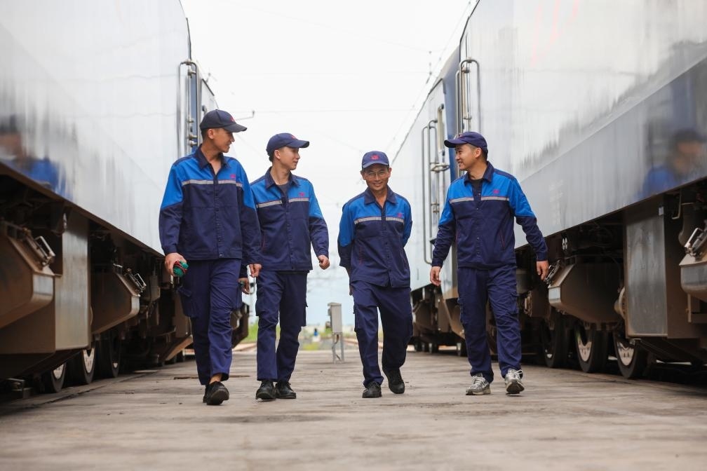 2024年9月9日，來自中國、老撾的師徒4人在中老鐵路萬象運營管理中心的機車檢修庫內。新華社發(fā)（楊永全攝）