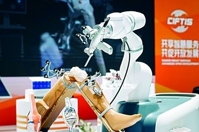 2024年中國國際服務(wù)貿(mào)易交易會上展出的人工智能骨科手術(shù)機器人。新華社發(fā)