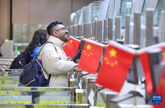 1月2日，國外旅客通過大興機(jī)場(chǎng)邊檢站入境。新華社記者 李欣 攝