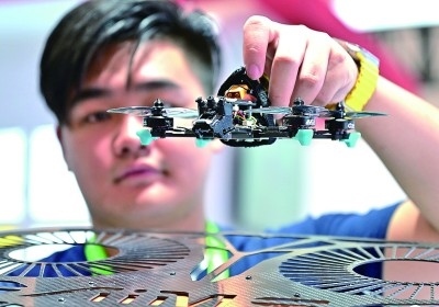 在首屆晉江科技成果轉(zhuǎn)化對(duì)接洽談會(huì)智能裝備展位，工作人員在展示無(wú)人機(jī)研究成果。新華社發(fā)