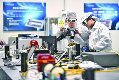 科研人員在中國(guó)科學(xué)院西安光學(xué)精密機(jī)械研究所阿秒科學(xué)與技術(shù)研究中心做實(shí)驗(yàn)。新華社發(fā)