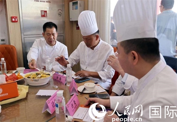 評委正在品嘗菜品并打分。人民網(wǎng)記者 管克江攝