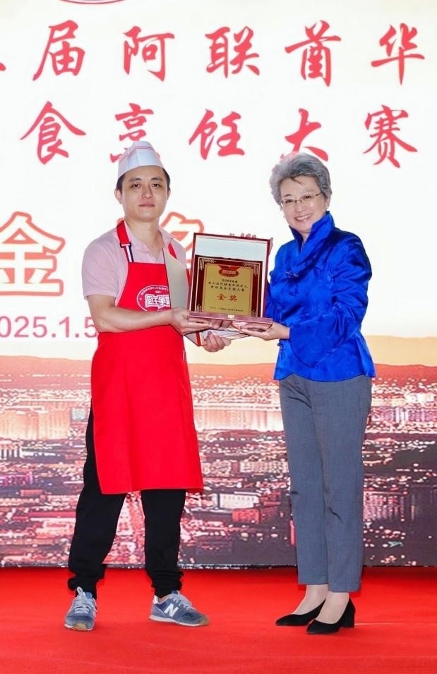 中國駐迪拜總領(lǐng)事歐渤芊（右）為金獎獲得者頒獎。主辦方供圖