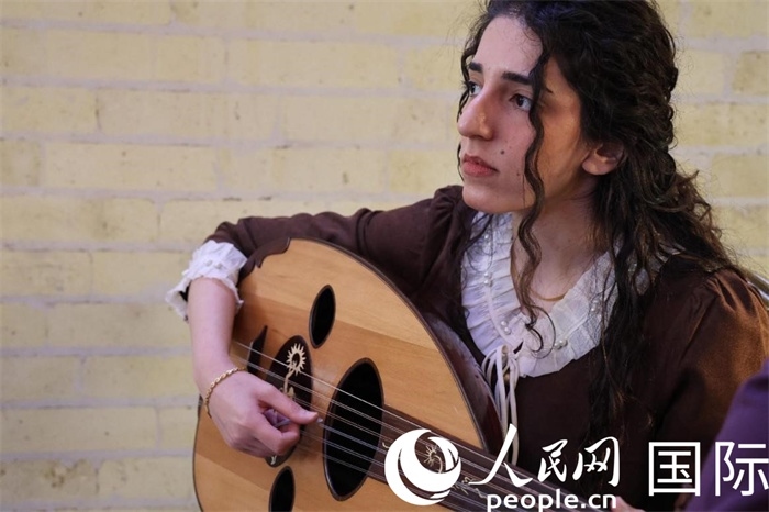 烏德琴女學(xué)員邁希恩。人民網(wǎng) 伊納斯·易卜拉欣攝