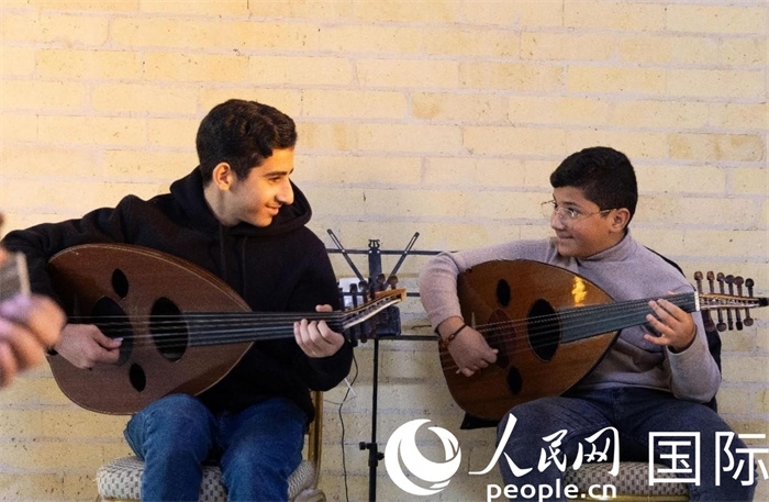 兩名年輕的烏德琴學(xué)員。人民網(wǎng) 伊納斯·易卜拉欣攝