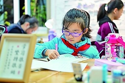 在河南洛陽(yáng)市澗西區(qū)長(zhǎng)安路街道長(zhǎng)安路二社區(qū)共享自習(xí)室內(nèi)，孩子們?cè)趯W(xué)習(xí)。李衛(wèi)超攝/光明圖片