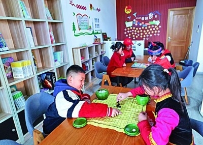 浙江岱山縣秀山鄉(xiāng)秀南村“民生小鋪”里，放學(xué)后的小學(xué)生在下棋。新華社發(fā)