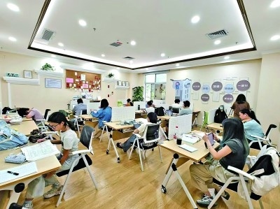 廣東深圳市龍崗區(qū)黨群服務(wù)中心開(kāi)設(shè)的共享自習(xí)室一景。受訪者供圖